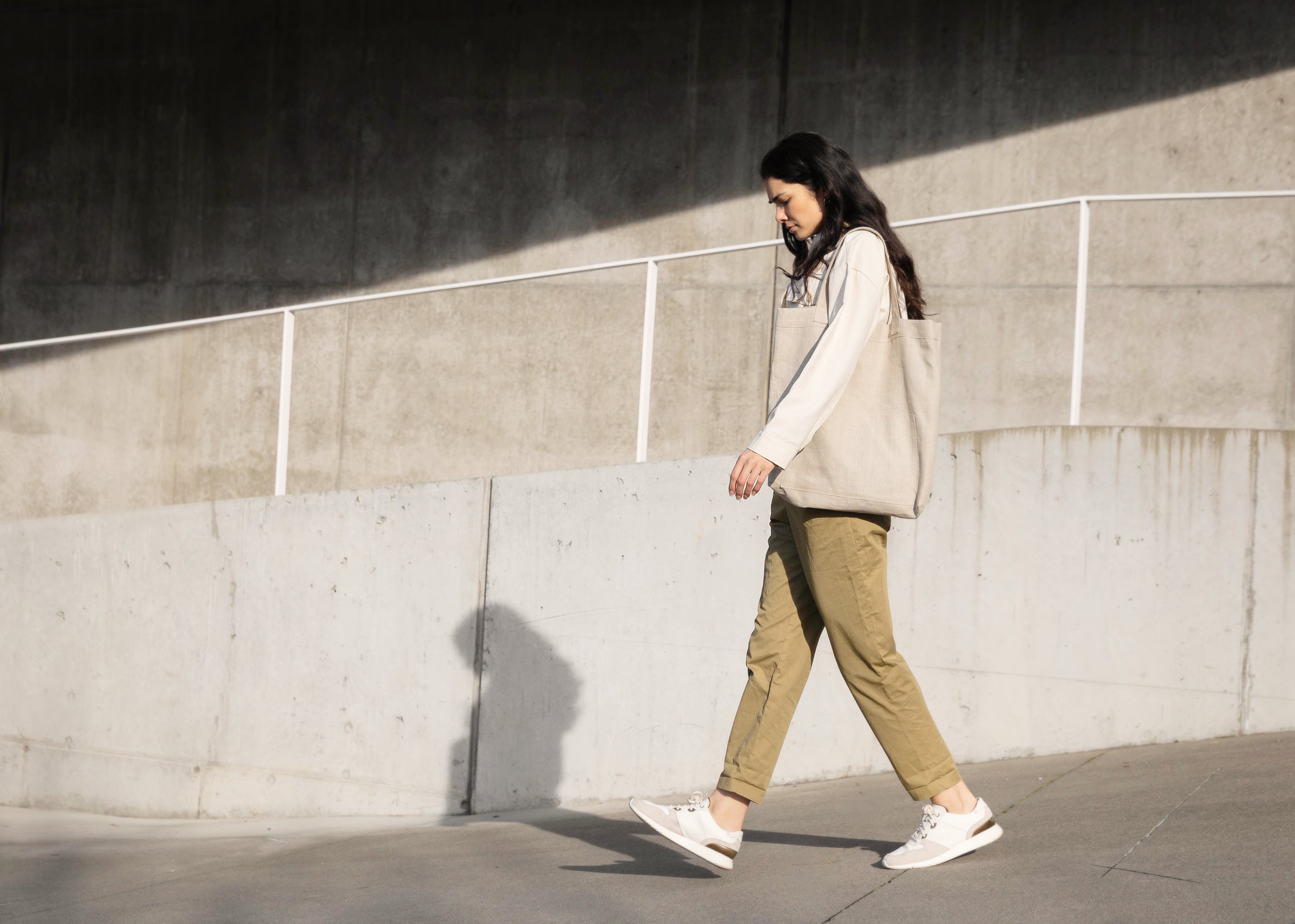Model carrying Mitaka Large bag on shoulder